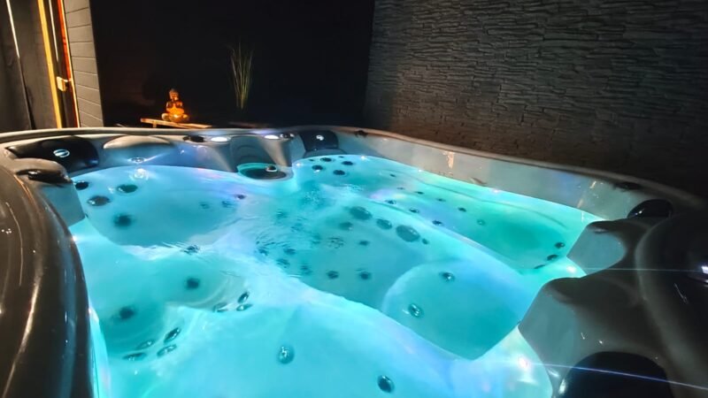 Spa éclairé en bleu dans une ambiance nocturne relaxante